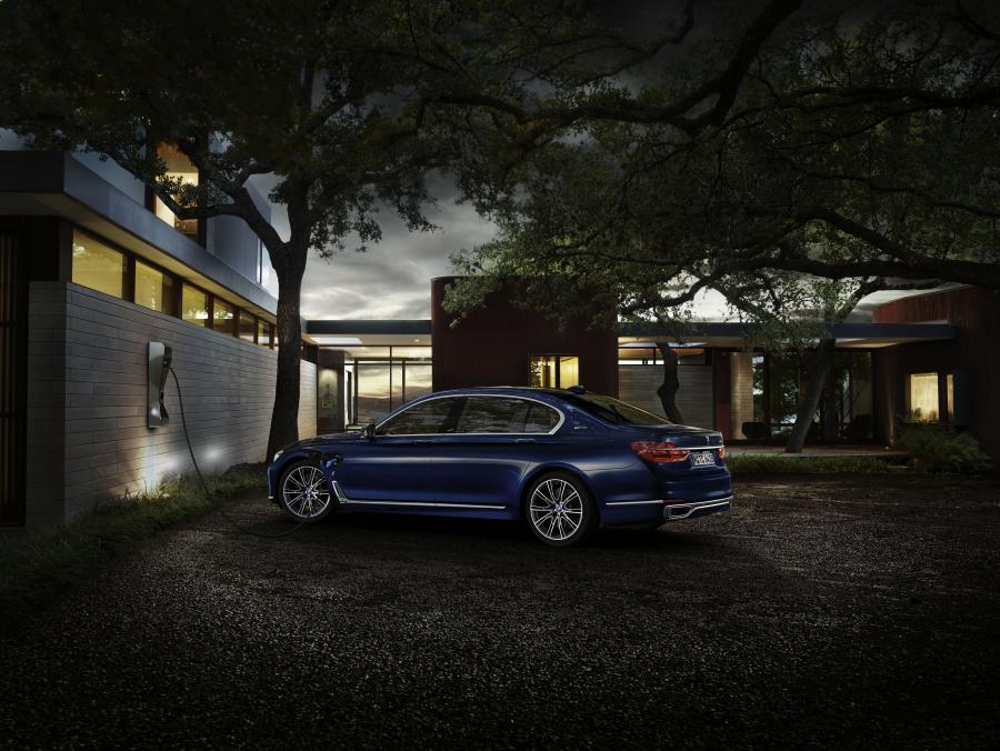  BMW 760Li xDrive V12 THE NEXT 100 YEARS (G12) 2016 года  (фото 15 из 16)